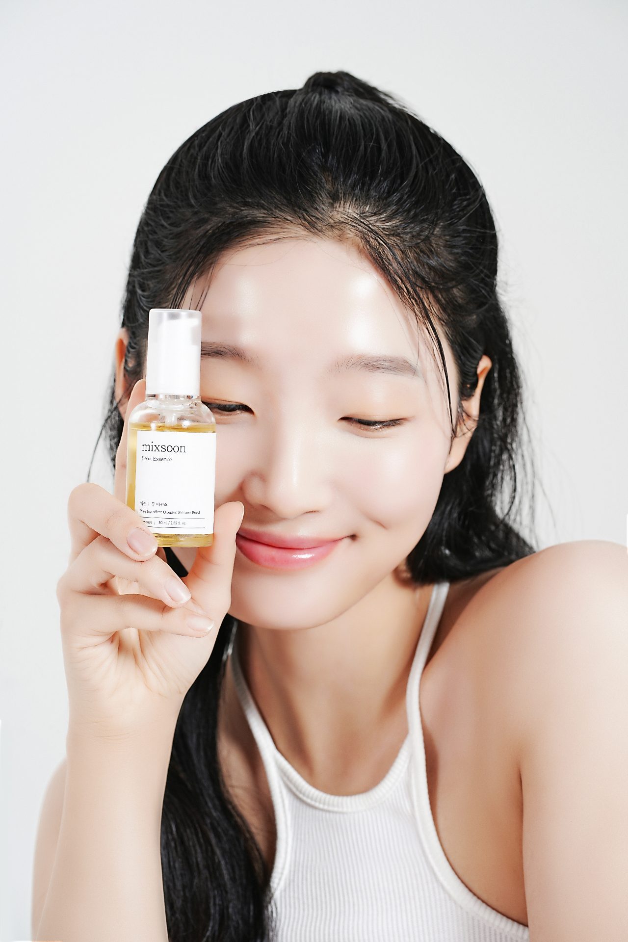 Modelo con Mixsoon Bean Essence